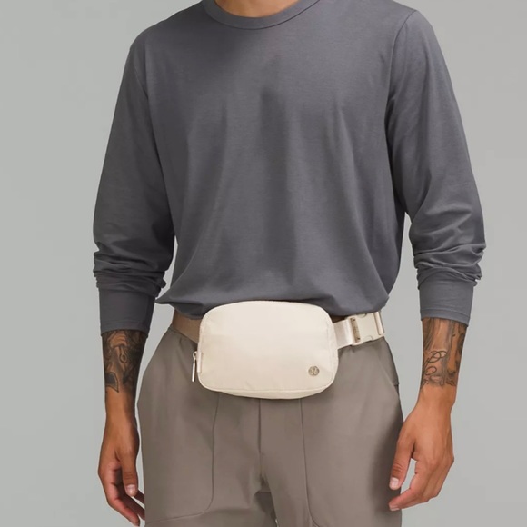 Lululemon Everywhere Belt Bag NWT - Picture 5 of 10